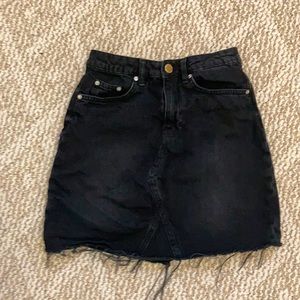 It is a black skirt from H & M with pockets.